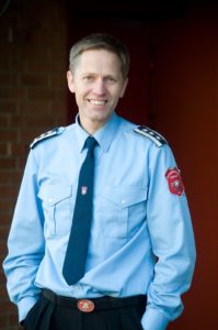 Bilde av brannsjef Torgeir Andersen i lyseblå uniformsskjorte.
